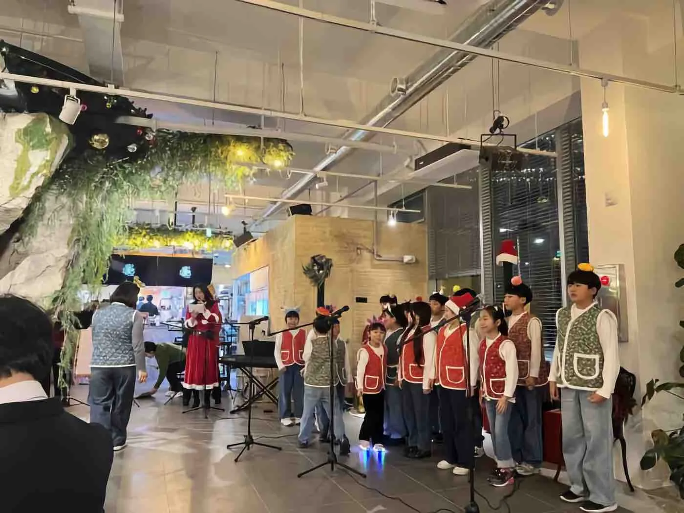 제1회 캐롤송 경연대회 — 암석 정원 앞에 선 어린이 합창단