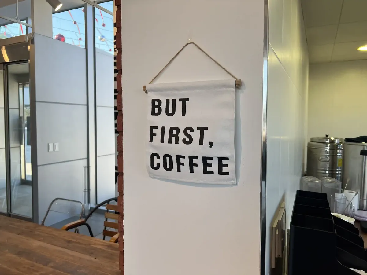 BUT FIRST, COFFEE 사인이 걸린 커피 바