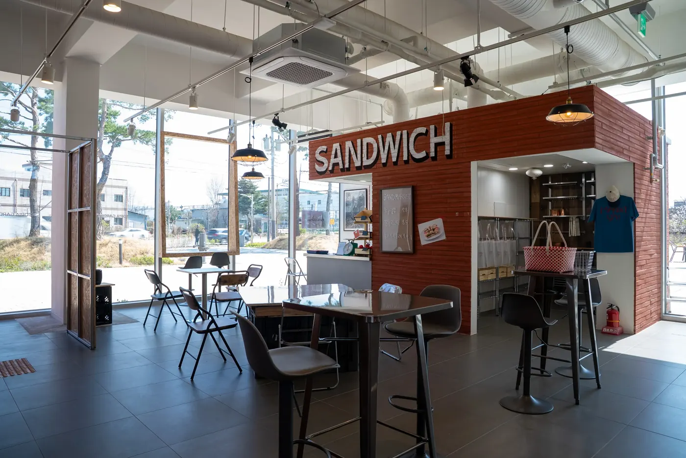 SANDWICH 사인이 걸린 매장 안쪽