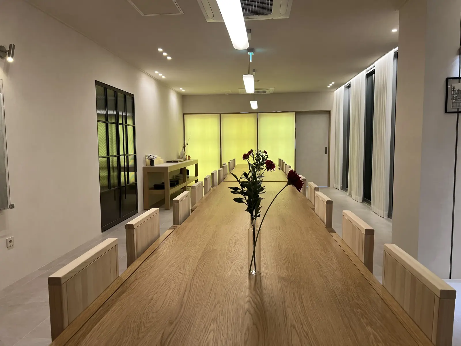 꽃을 둔 더 프라이빗의 긴 테이블