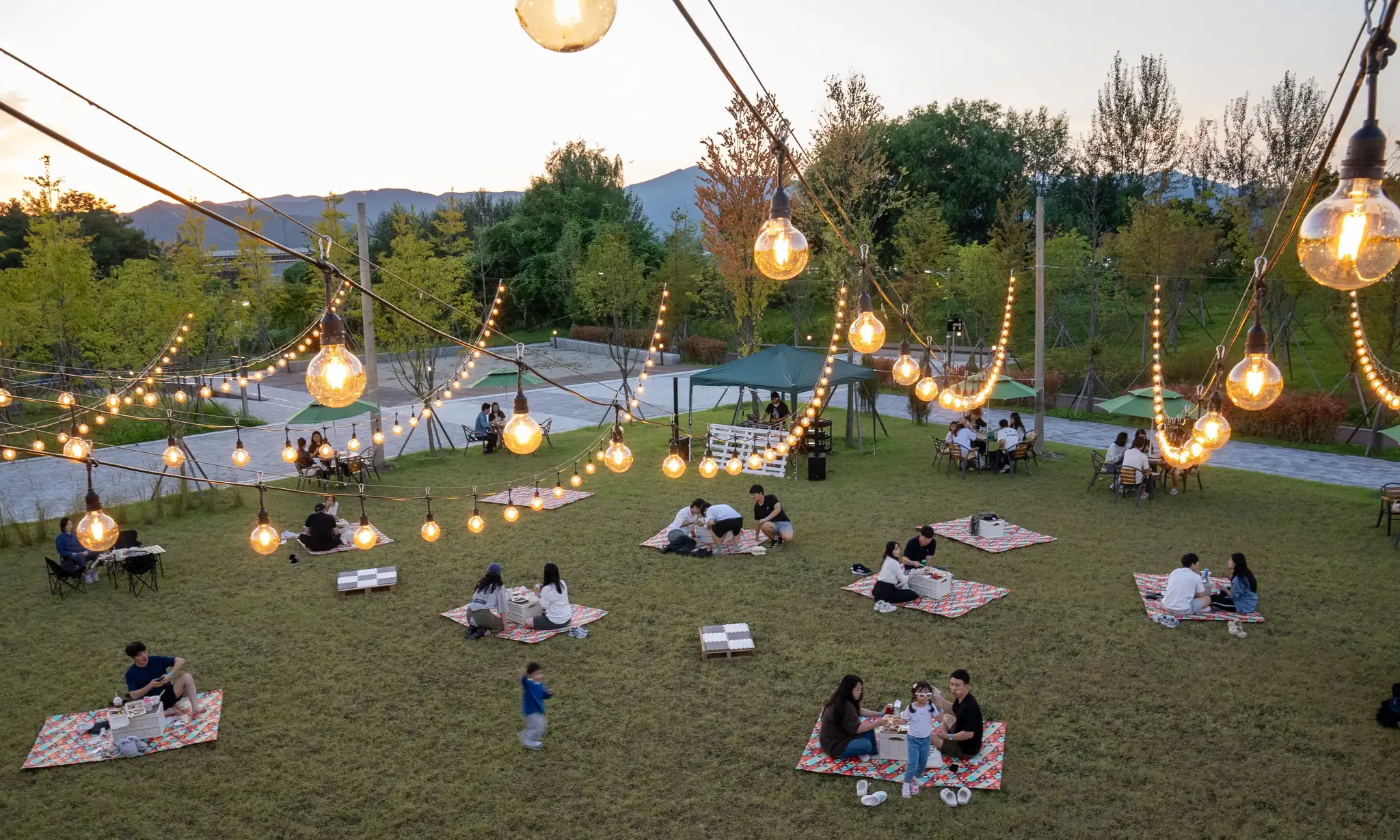 야외 잔디 광장