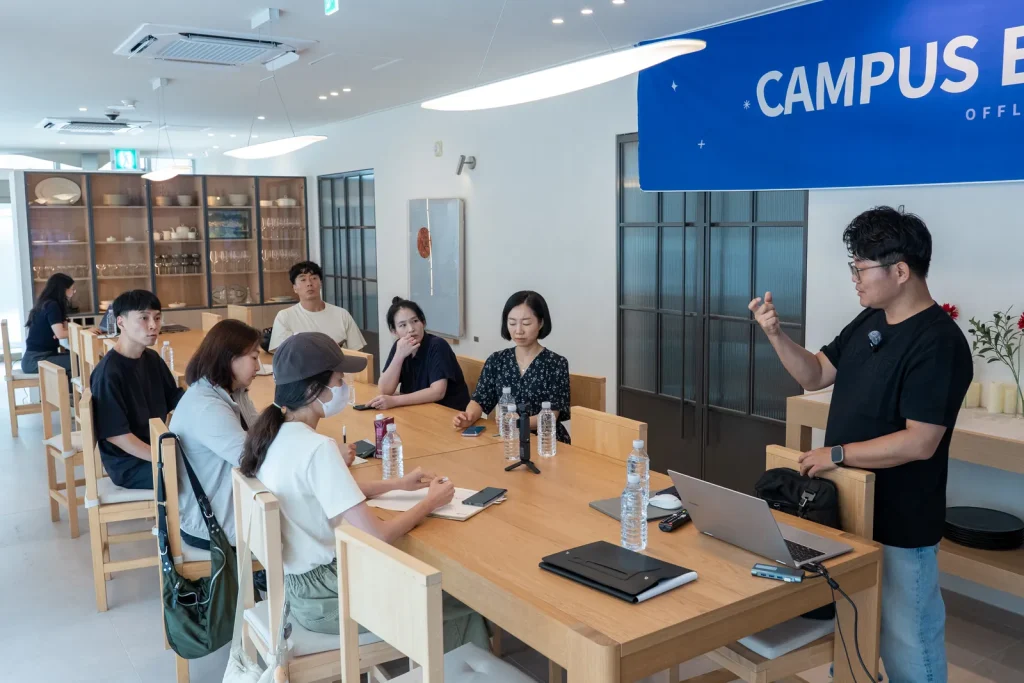 노트북과 메모를 펴 놓고 강의를 듣는 참가자들.